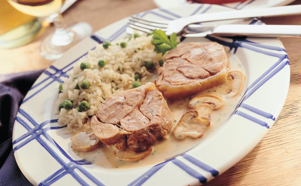 Kalbsvögerl mit Champignonsauce, Risipisi und Paradeissalat