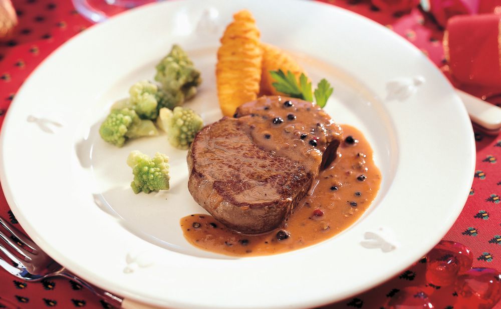 Steaks mit Pfefferrahmsauce, Erdäpfelkroketten und Romanesco • Rezept