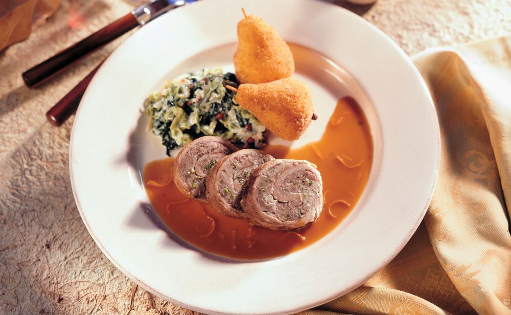 Kalbsroulade mit Apfel-Maronifülle, Kohlgemüse und Erdäpfel-Birnen