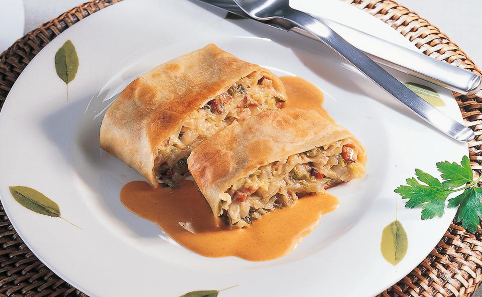 Krautstrudel mit Paprikasauce