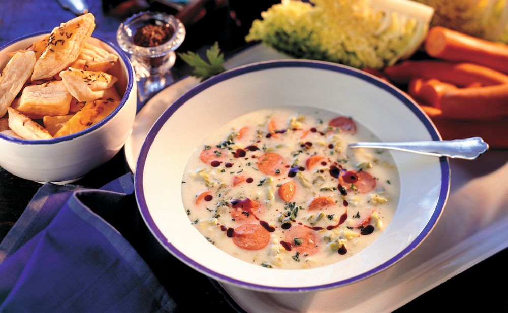 Kohlsuppe mit Debreziner und Kernöl • Rezept • GUSTO.AT