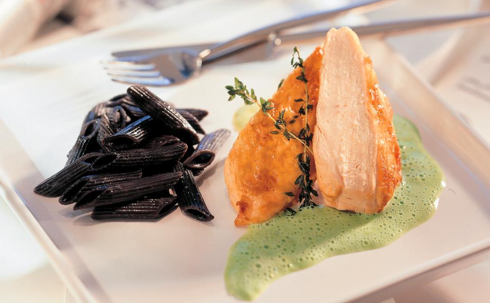 Hühnerfilets mit schwarzen Nudeln und Erbsensauce • Rezept • GUSTO.AT