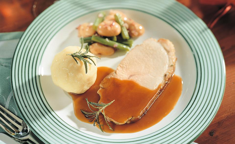 Schweinsbraten mit Rosmarin und dunkler Biersauce, dazu Bohnengemüse und Erdäpfelknödeln