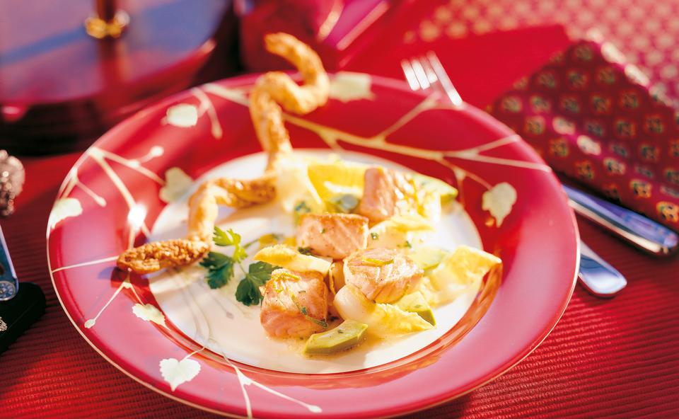 Chicorée-Avocadosalat mit Lachs und Sesamstangerln