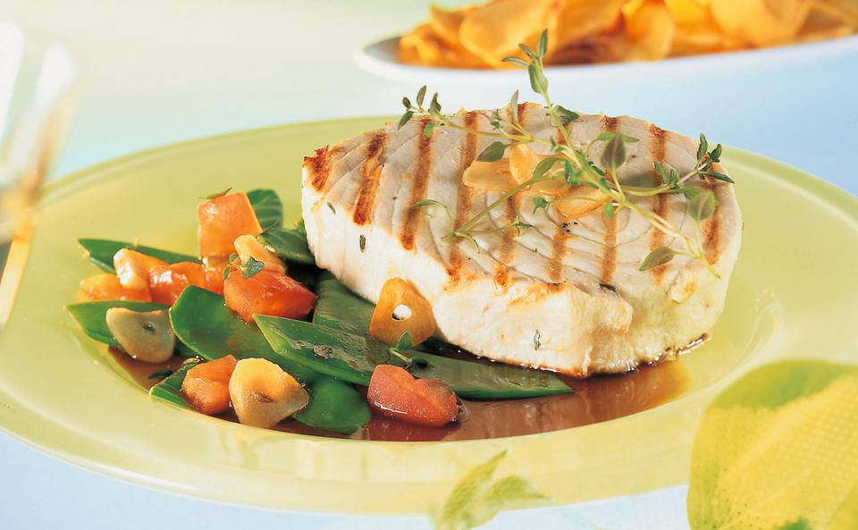 Mariniertes Thunfisch-Steak mit Erbsenschoten-Paradeiser-Gemüse und Erdäpfelchips