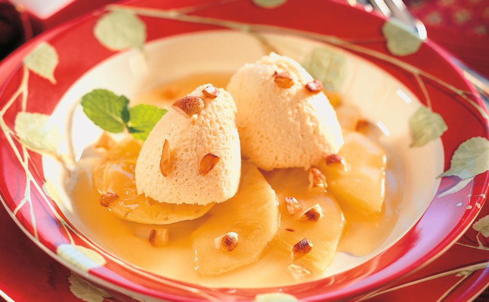 Weißes Schokomus mit marinierten Ananas • Rezept • GUSTO.AT