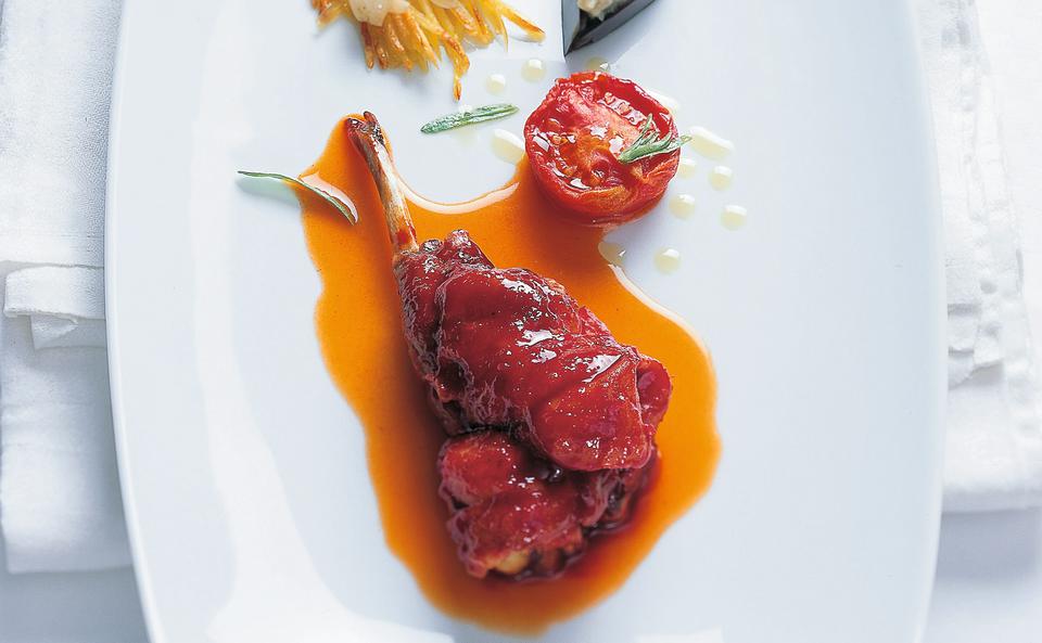 Kaninchenkeule im Tomaten-Paprikasaft mit Mandelrösti