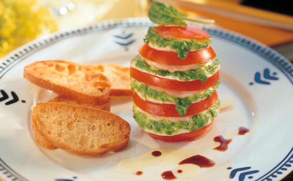 Mozzarella-Paradeistürmchen mit Knoblauch-Ciabatta