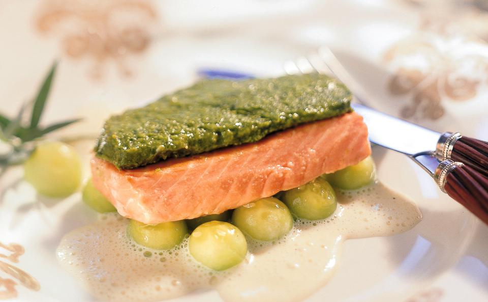 Lachsfilet mit Kräuterhaube und Weinschaum