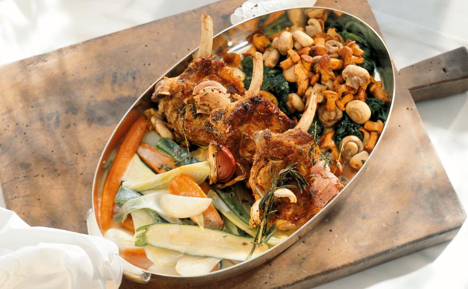 Kalbskotelett mit Spinat, Schwammerln und cremigem Gemüse • Rezept