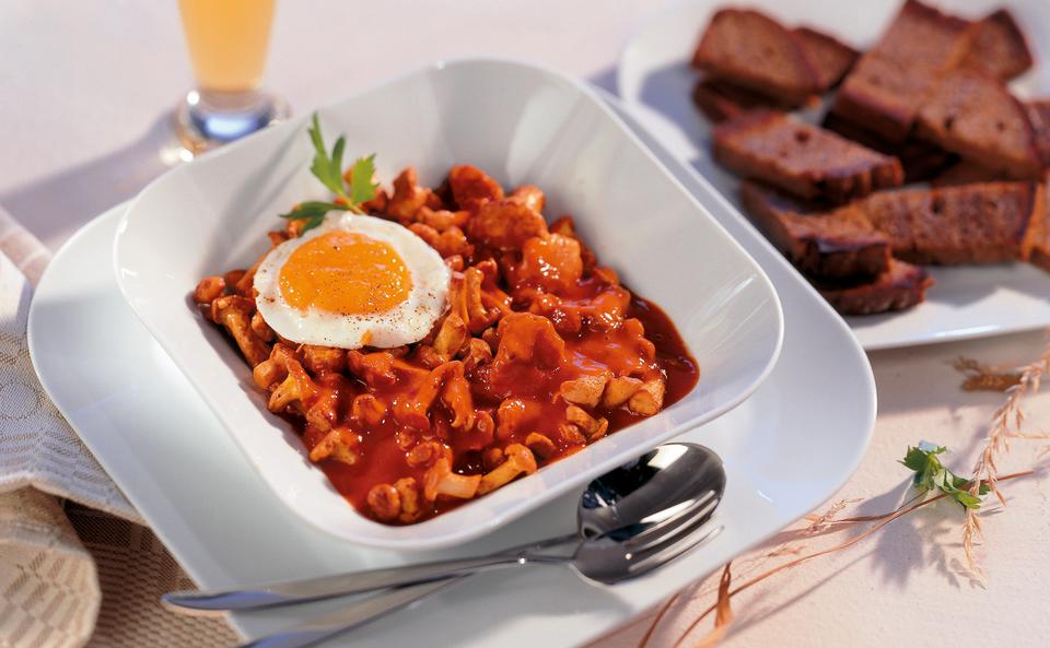 Schwammerlgulasch mit Spiegelei und Schwarzbrot-Toasts