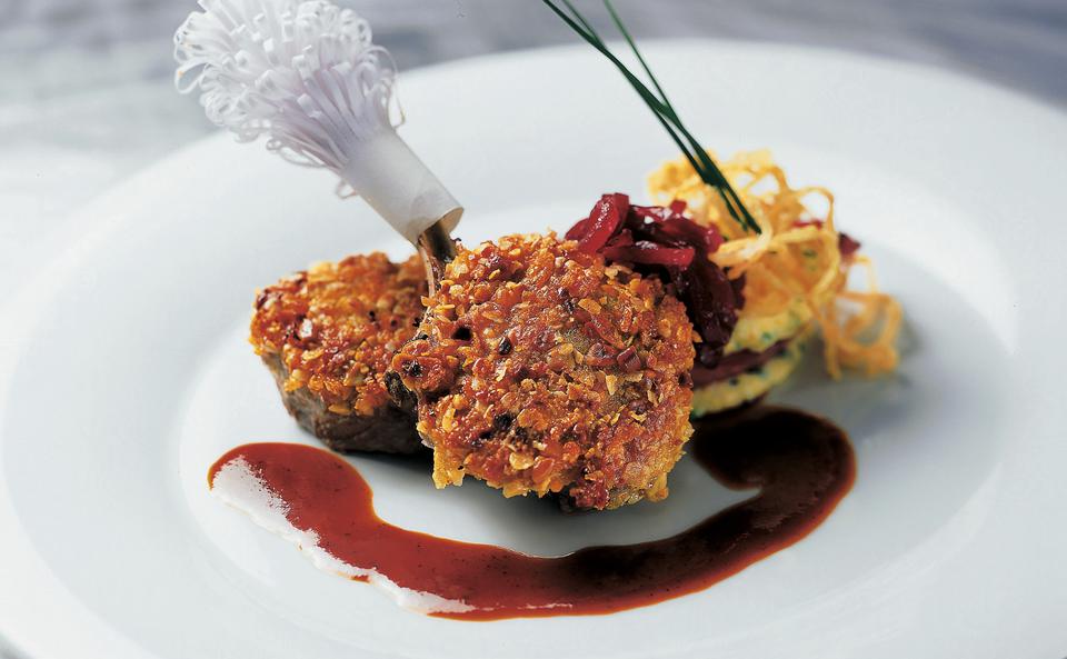 Schnitzerl vom Lamm in Müslihülle mit Polenta