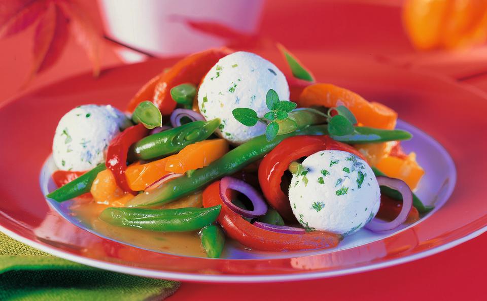 Fisolen-Paprika-Salat mit Ziegenkäse-Bällchen