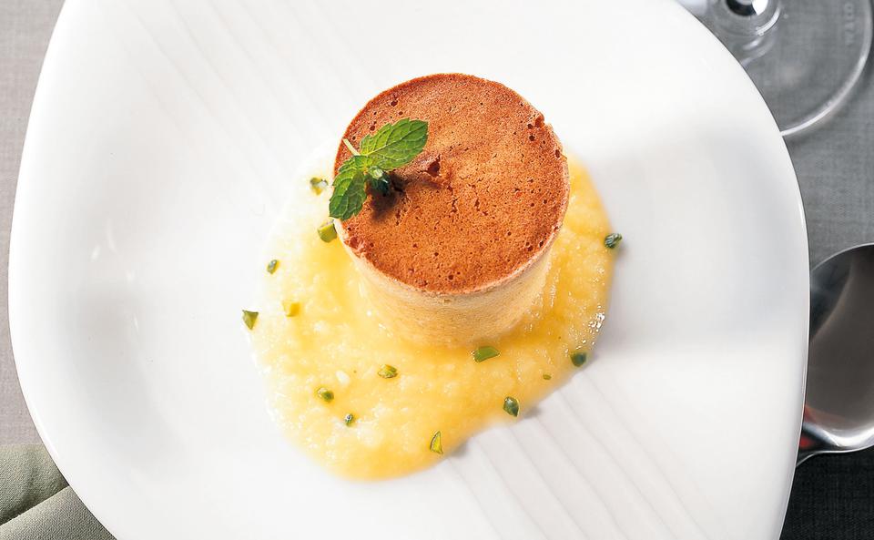 Mandelpudding mit Apfelsauce • Rezept • GUSTO.AT