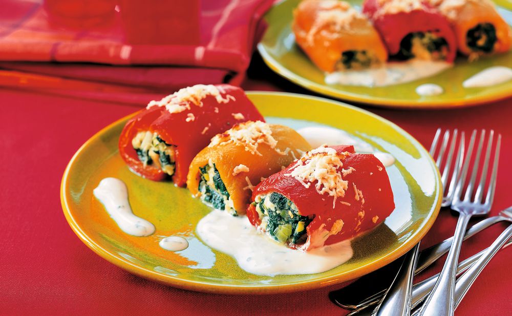 Gratinierte Paprika-Spinat-Röllchen mit Joghurt-Dip • Rezept