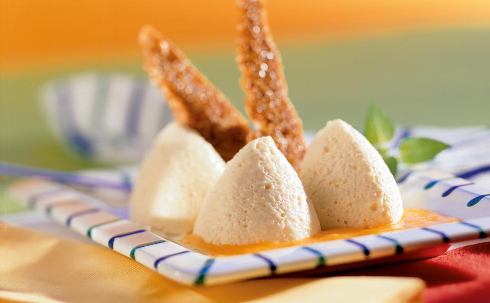Vanillemus auf Marillensauce • Rezept • GUSTO.AT