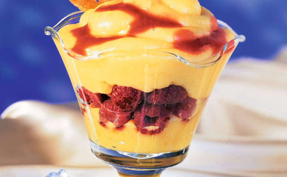 Mangocreme mit Himbeeren mit Mandelplätzchen