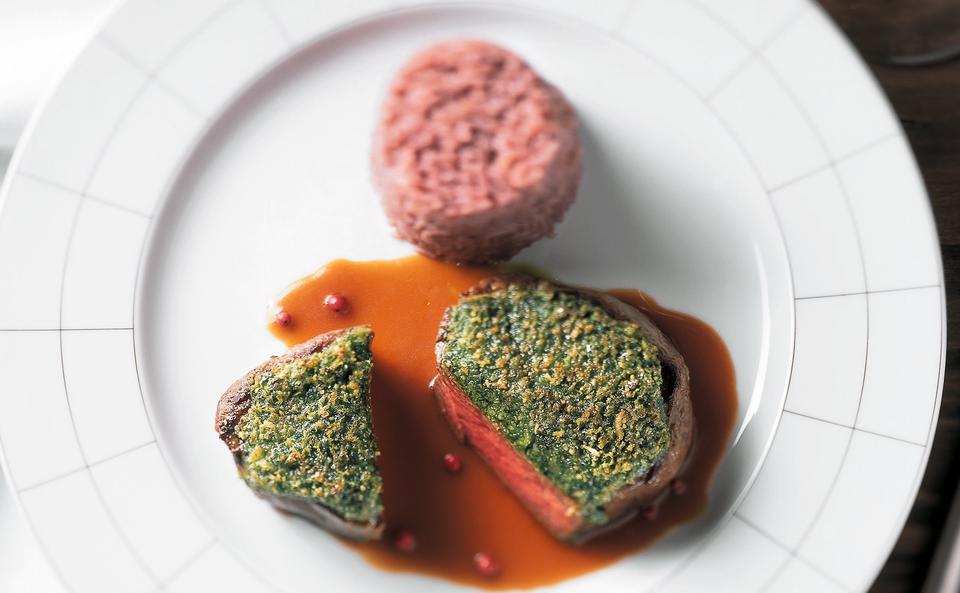 Steak mit Mandel-Kräuter-Kruste und Rotwein-Reis