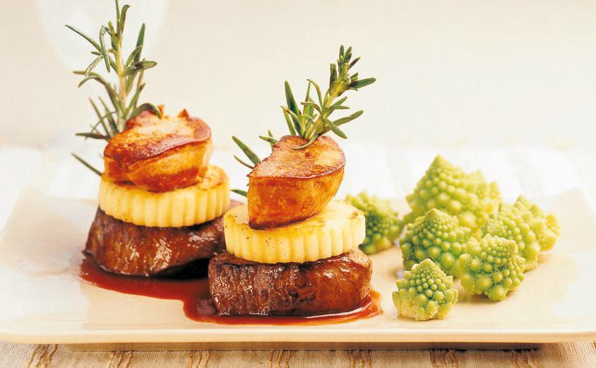 Tournedos mit gebratenen Apfelscheiben und Gänseleber