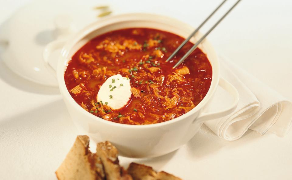 Gulaschsuppe mit Rindfleisch und Erdäpfeln