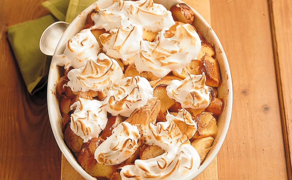 Kipferlauflauf mit Weinäpfeln auf Vanilleschaum • Rezept • GUSTO.AT