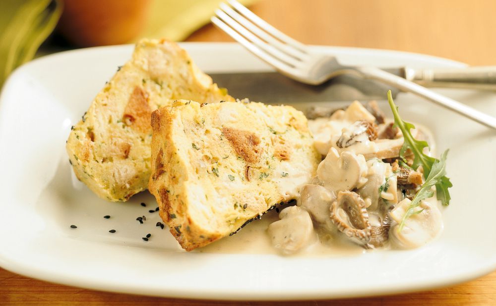 Brotauflauf mit Rucola und Schwammerl-Ragout • Rezept • GUSTO.AT