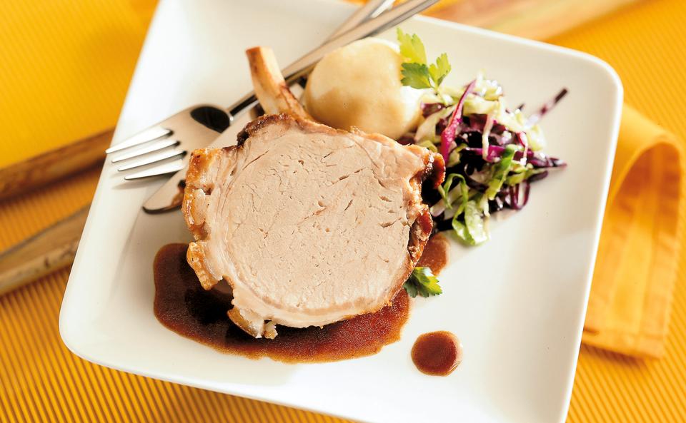 Jung-Schweinsbraten mit Biersauce, Grammelknödel und Krautstreifen