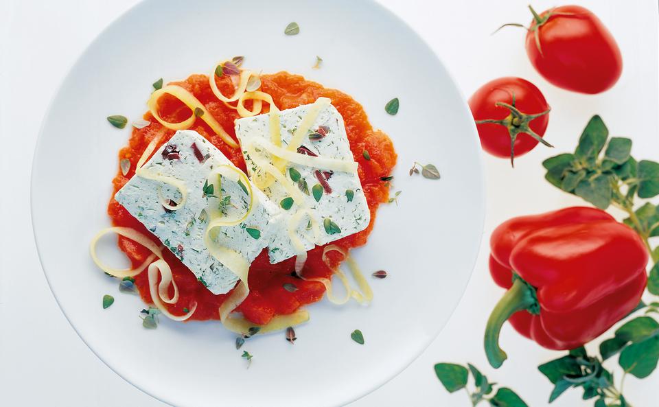 Ziegenkäse-Joghurt-Terrine auf Paprika-Paradeiser-Sauce