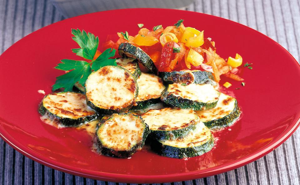 Überbackene Zucchinischeiben mit Paprika-Salsa