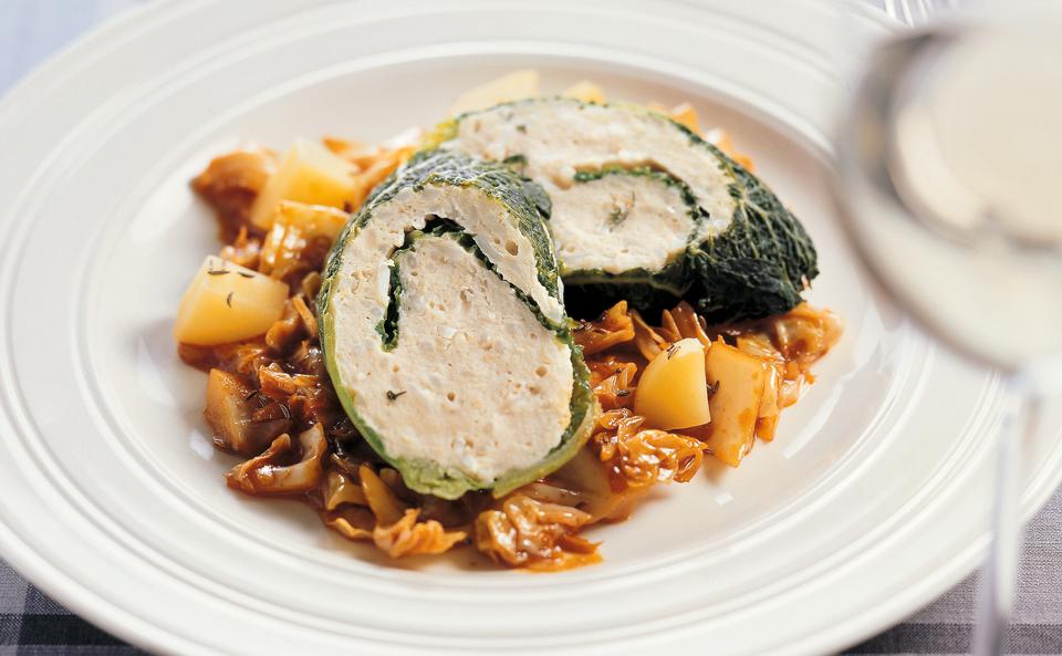 Kohlroulade mit Fischfülle und Paprikakraut mit Erdäpfel