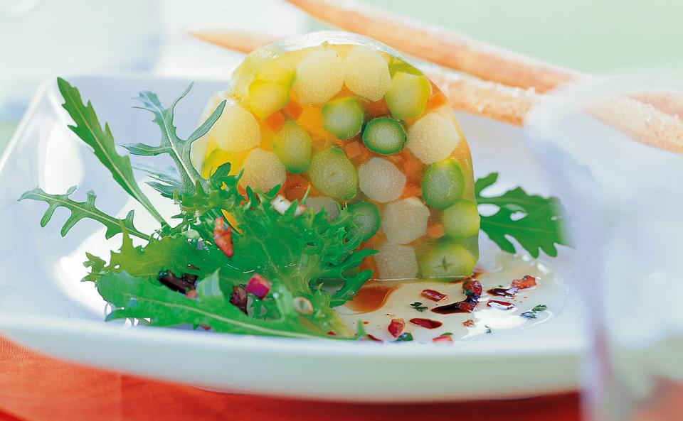 Spargelsulz Grün-Weiß mit Basilikum-Vinaigrette • Rezept • GUSTO.AT