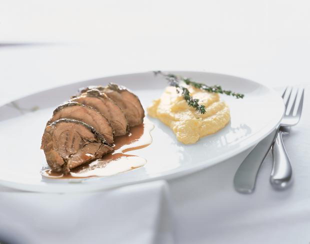 Geschmorte Lammstelzen im Kohlmantel • Rezept • GUSTO.AT