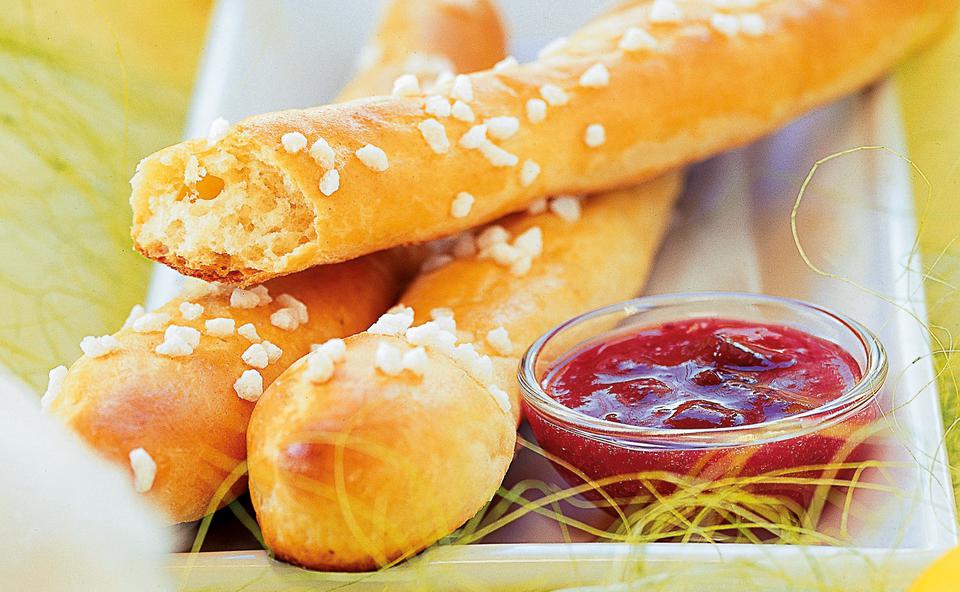 Erdäpfelstangerln mit Erdbeer-Rhabarber-Marmelade