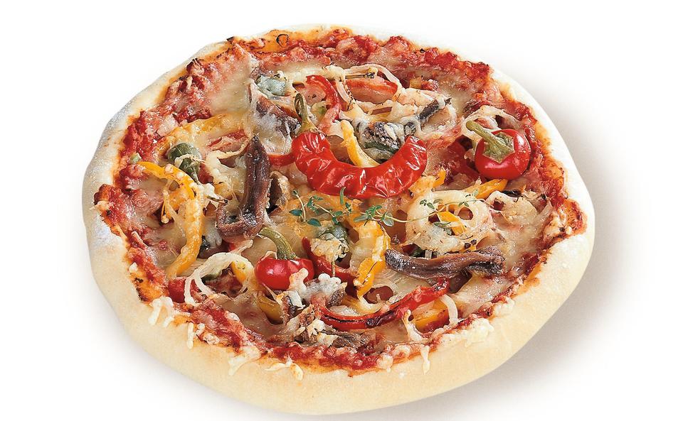 Pizza piccante mit selbstgemachtem Pizzateig