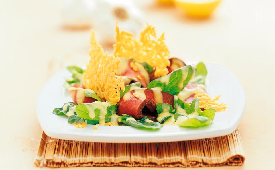 Spinatsalat mit Lamm, Parmesan-Crackern und Paprika-Joghurt-Dressing