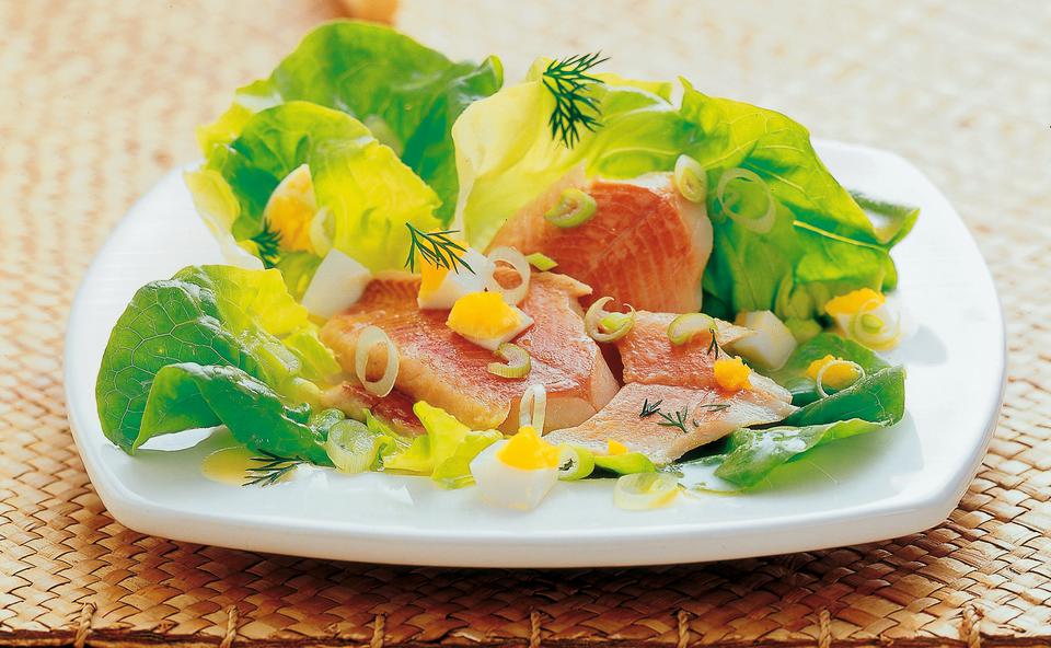 Salat mit Forelle und Erdäpfel-Dressing