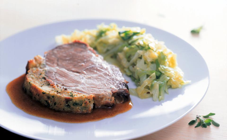 Schopfbraten mit Grammel-Brotkruste und Bierkraut