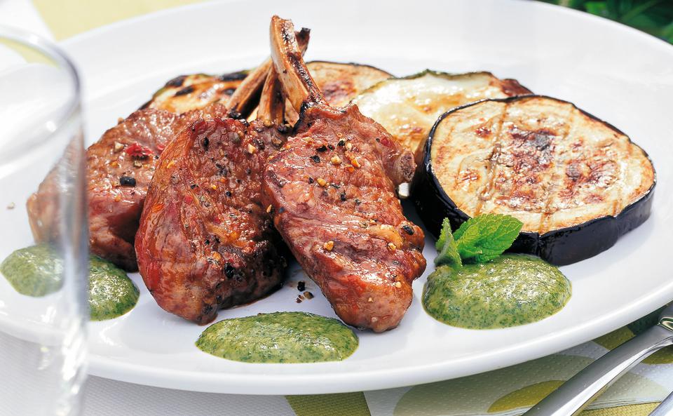 Lammkoteletts mit gegrilltem Gemüse und Minzpesto