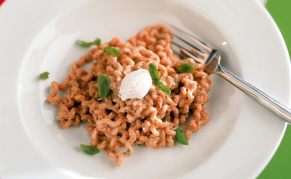 Fusilli al pesto rosso