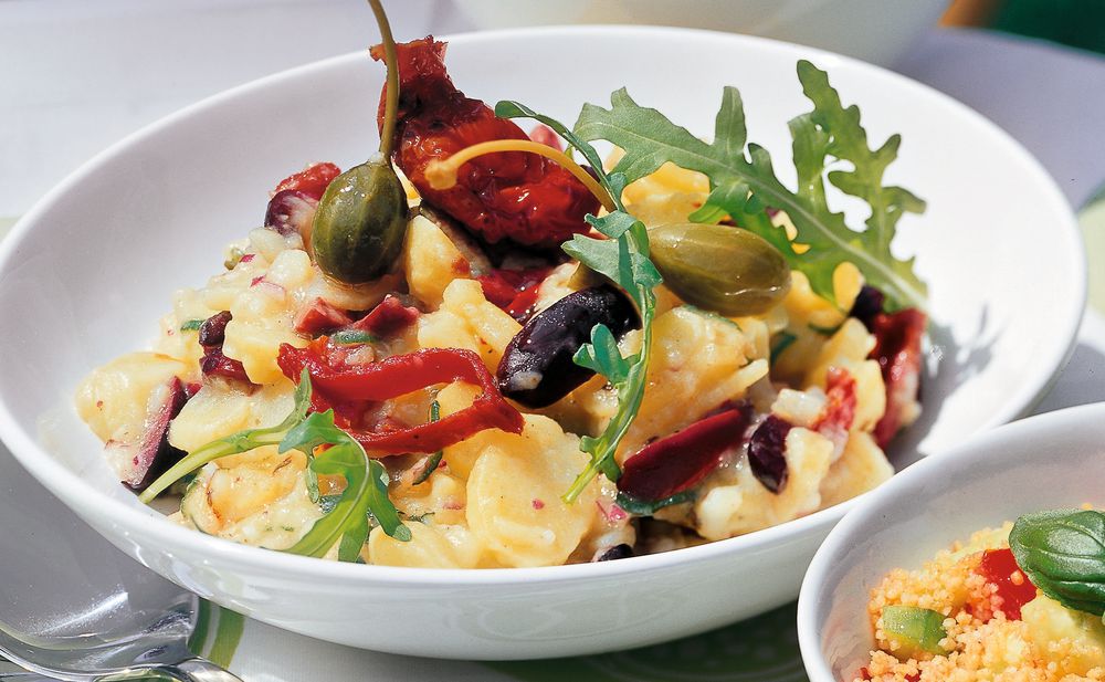 Erdäpfelsalat mit Kapernbeeren und Oliven • Rezept • GUSTO.AT