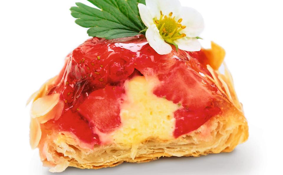 Blätterteigschnitte mit Erdbeeren und Vanillepudding
