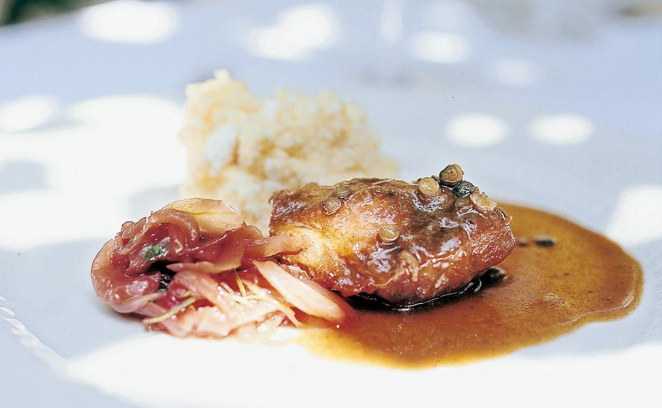 Geschmorte Schweinswangerln mit Uhudler-Zwiebeln und Polenta