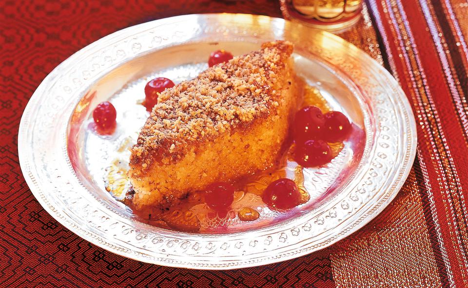 Süße Harissa-Couscous-Torte mit Pfefferminztee