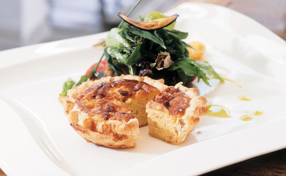 Zwiebeltartes mit Kräutersalat • Rezept • GUSTO.AT