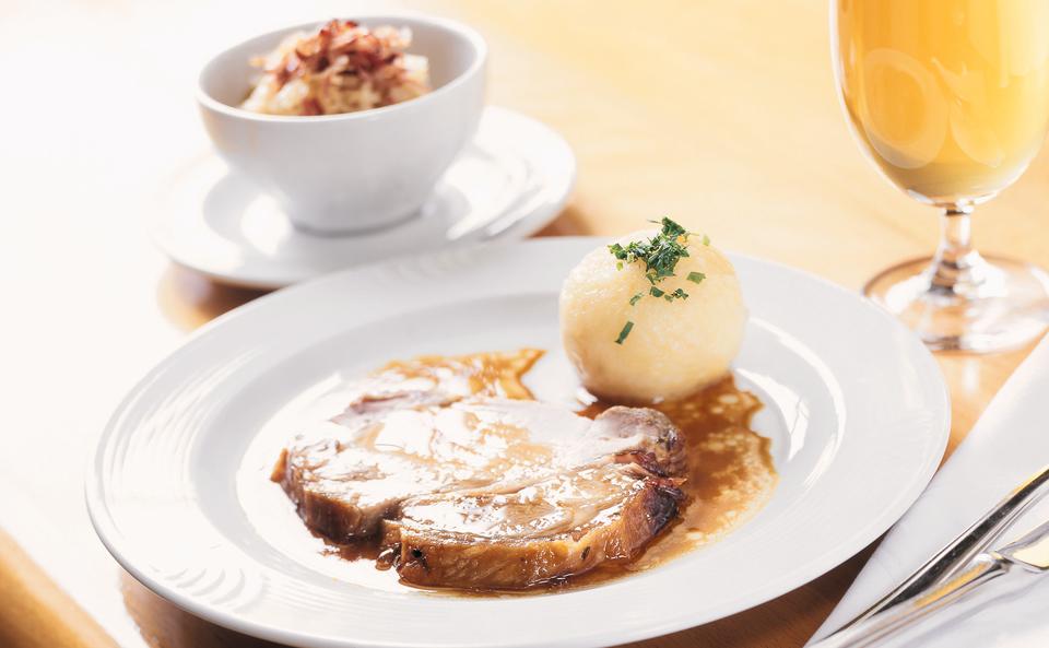 Schweinsbraten mit Erdäpfelknödeln und warmem Krautsalat