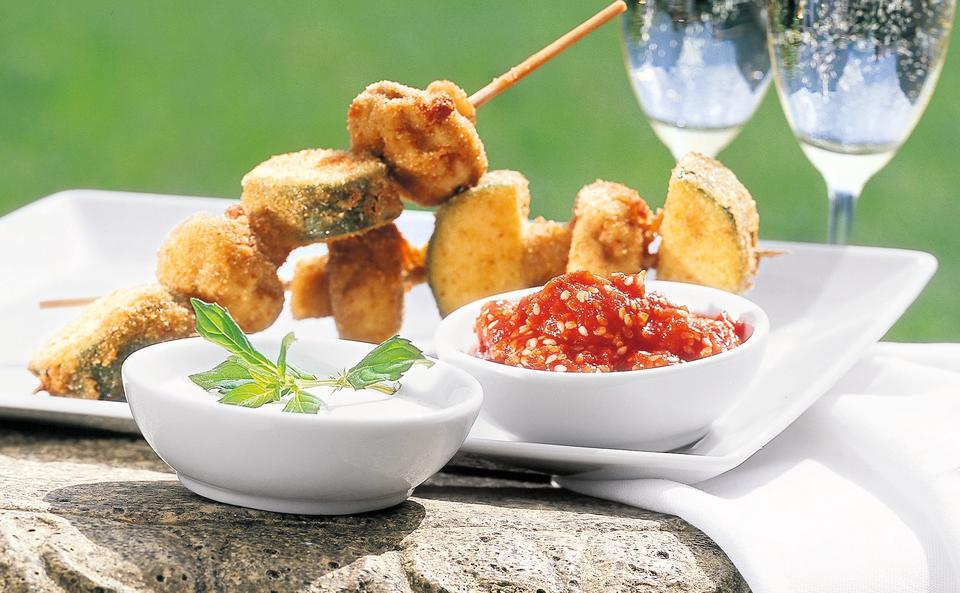 Zucchini-Champignon-Kushi mit Tomaten-Sesam-Dip und Wasabi-Dip