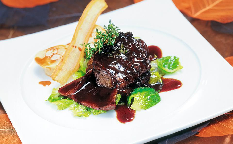 Rehschulter in Nelken-Rotwein-Sauce mit Karotten Pralinen, Karotten Chips und Kohlsprossen