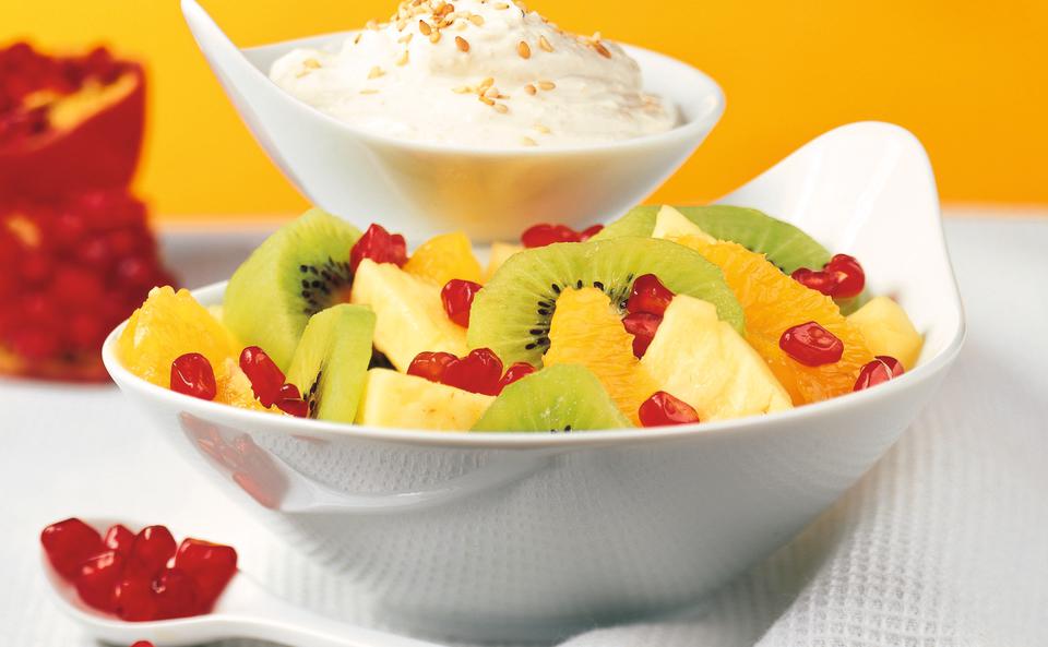 Obst-Salat mit Sesamcreme