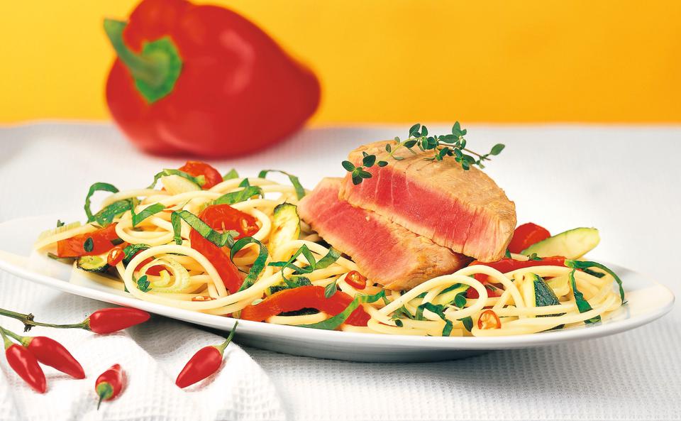 Gemüse-Spaghetti mit gebratenem Thunfisch