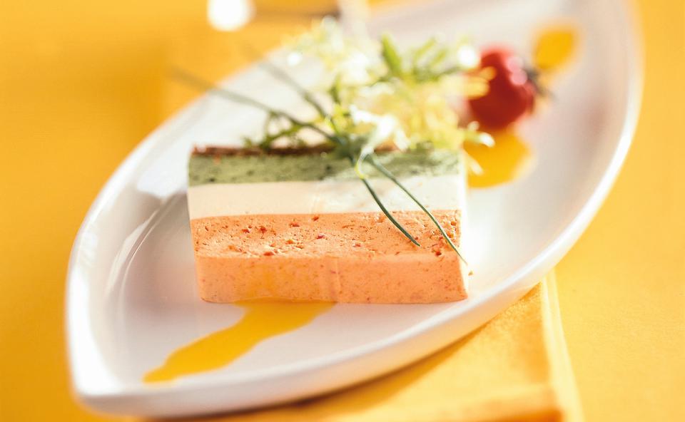 Gemüse-Terrine „Tricolore“ mit Safransauce